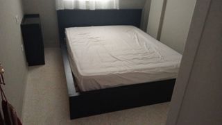 Letto matrimoniale nero Ikea + tavolini da caffè
NESSUN MATERASSO