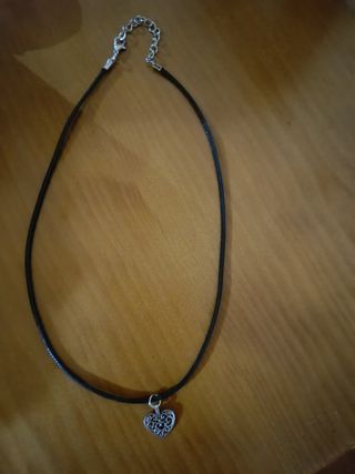 Collar con colgante de corazón plateado