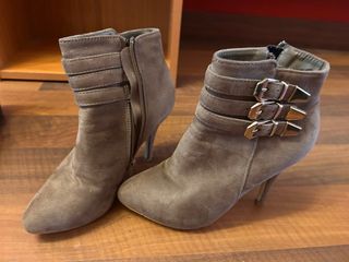 Botines de tacón con hebillas
