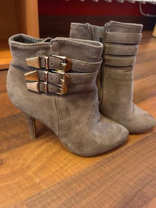 Botines de tacón con hebillas