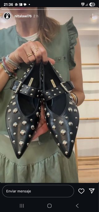 Zapatos negros con tachas, puestos una vez