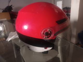 Casco de moto rojo