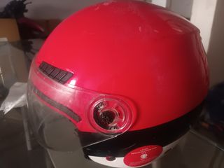 Casco de moto rojo