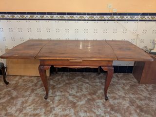 Mesa de comedor antigua de madera
82x100x117
