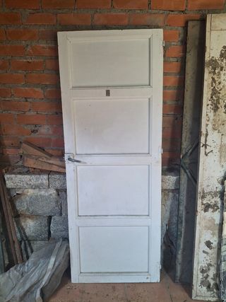 Puerta antigua de madera blanca