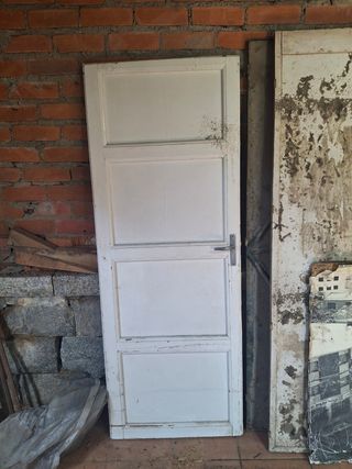 Puerta antigua de madera blanca