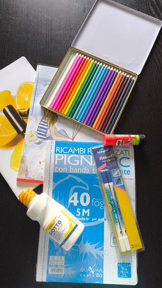 Lotto cancelleria scuola: matite, pennarelli, coll