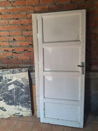 Puerta antigua de madera blanca