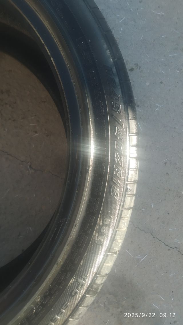 Neumático de coche 245x40 R18. RUN FLAT