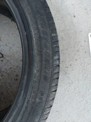 Neumático de coche 245x40 R18. RUN FLAT