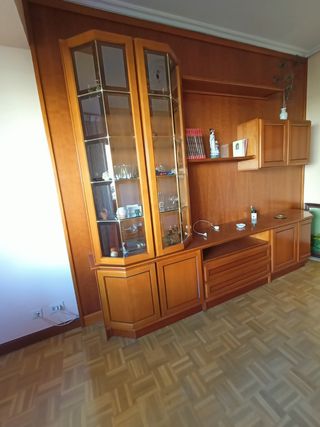 Mueble de salón de madera y cristal