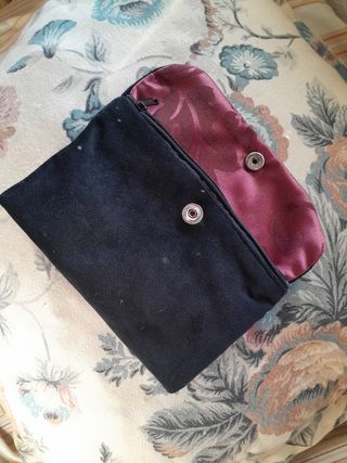Cartera de terciopelo negro con forro raso