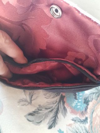 Cartera de terciopelo negro con forro raso