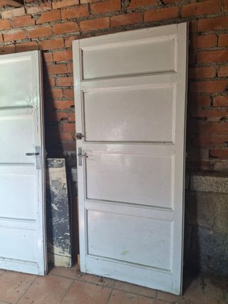 Puerta antigua de madera blanca