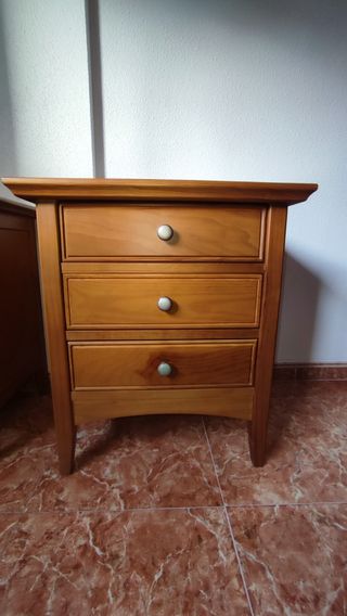 Armario, mesitas y cómoda  de madera maciza