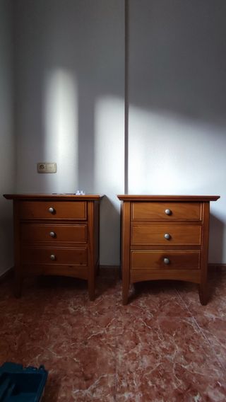 Armario, mesitas y cómoda  de madera maciza