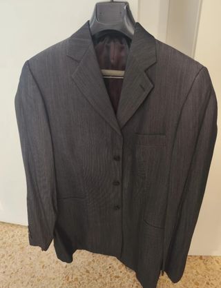 Traje gris con pantalón a juego usado solo 1vez.