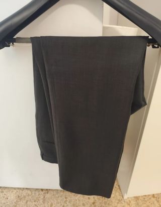 Traje gris con pantalón a juego usado solo 1vez.