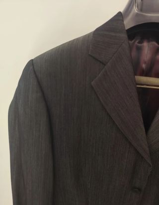 Traje gris con pantalón a juego usado solo 1vez.