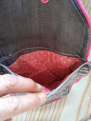 Bolsito Levi's gris con ribete rosa