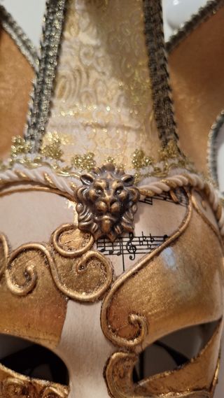 Maschera veneziana oro e bianca