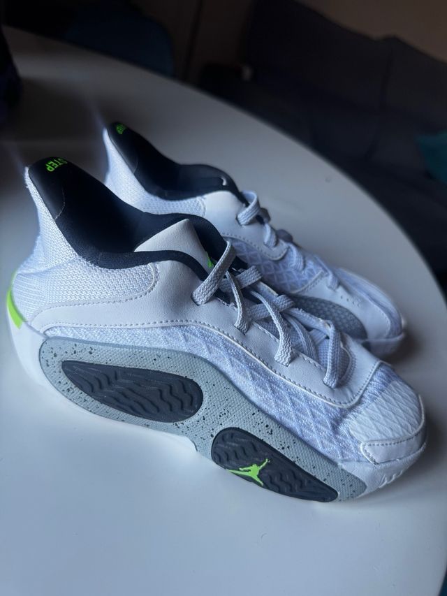 Zapatillas Jordan niño verde y blanco TALLA 31 