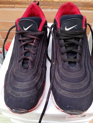 Zapatillas Nike AirMax Negras y Rojas Seminuevas.