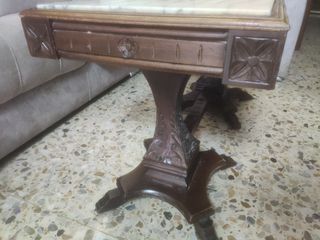 Mesa de centro de madera tallada, con mármol.