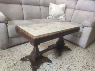 Mesa de centro de madera tallada, con mármol.