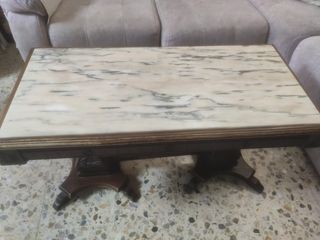 Mesa de centro de madera tallada, con mármol.
