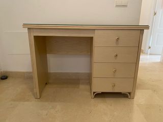 Escritorio de madera con tapa de cristal