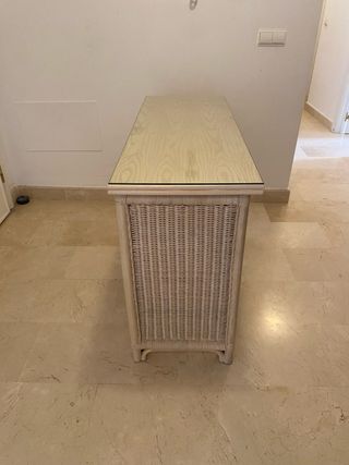 Escritorio de madera con tapa de cristal