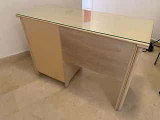 Escritorio de madera con tapa de cristal