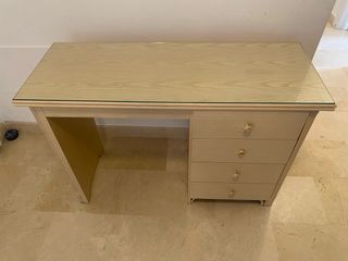 Escritorio de madera con tapa de cristal