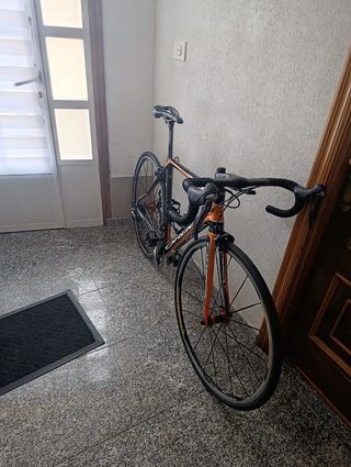 Bicicleta de carretera Orbea naranja