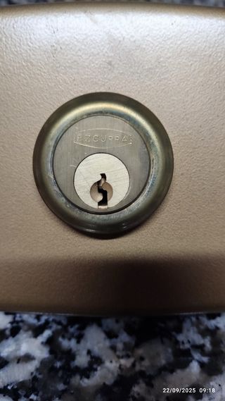 Cerradura sobrepuesta dorada marca  Ezcurra