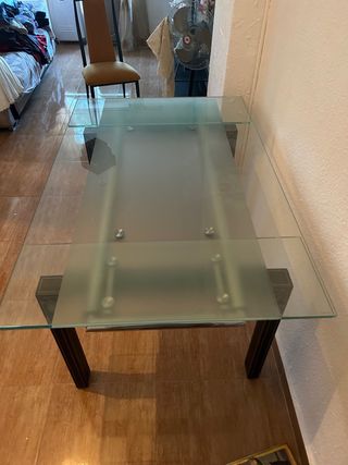 Mesa 1,40 -2Mtr de cristal, metal y patas de piel