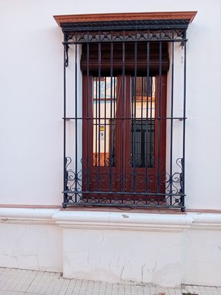 Ventana aluminio nogal 2 hojas abatibles