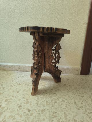 Mesita de madera tallada