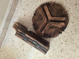 Mesita de madera tallada