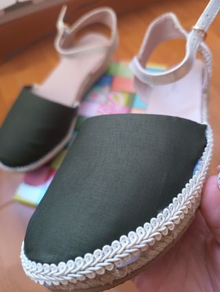 Cuña mujer oro y verde
