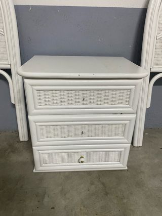 Comodino in vimini bianco