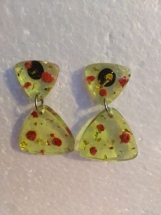 Pendientes Triangulares Amarillos con Flores Rosas