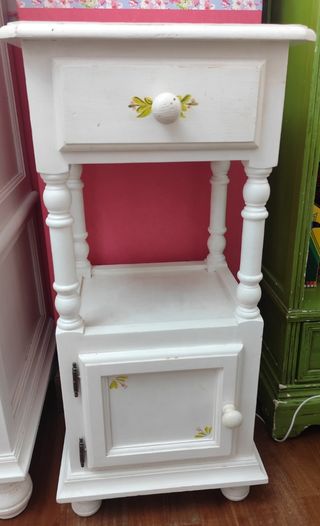 Armario blanco de madera, mesita y cabecero.