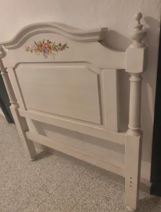 Armario blanco de madera, mesita y cabecero.