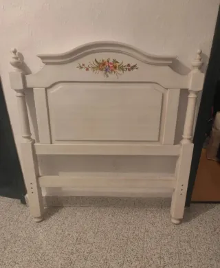 Armario blanco de madera, mesita y cabecero.
