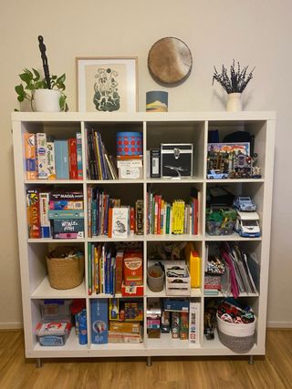 Estantería modular Kallax Ikea con patas metal