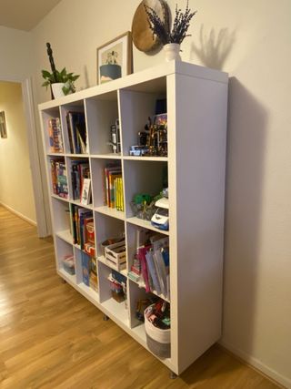 Estantería modular Kallax Ikea con patas metal