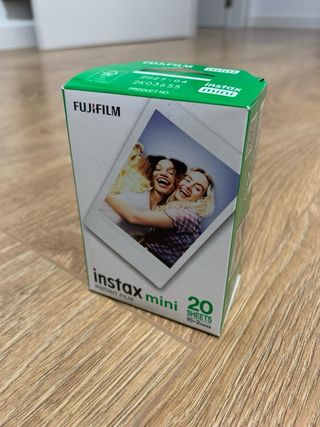 Cámara Fujifilm Instax Mini12 + carrete 20 fotos