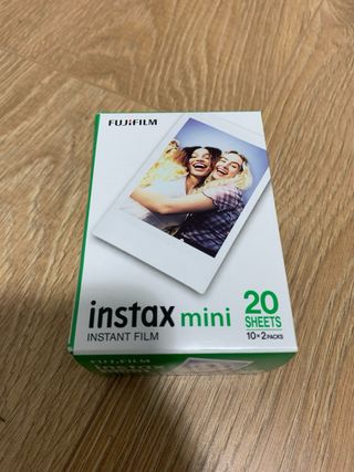 Cámara Fujifilm Instax Mini12 + carrete 20 fotos